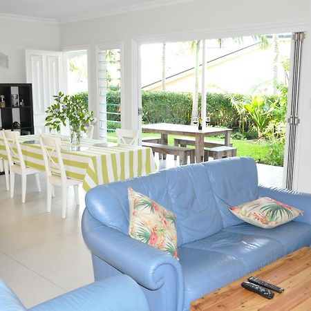 Modern 3 Bedroom Apartment In Traditional Queenslander , Patio, Leafy Yard, Pool Brisbane Extérieur photo